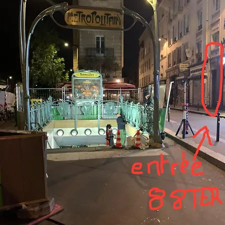 Coeur Vieux Paris. Pied Du Metro.tout Equipe باريس